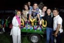 Ayu Ting Ting Dapat Kejutan dari Semur Jengkol Nyai, Diarak Germo - JPNN.com