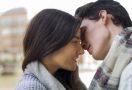 Kapan Waktu Aman Mencium Pasangan di Masa New Normal? - JPNN.com
