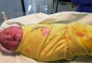 Bayi Perempuan Masih Bertali Pusar Ditemukan di Samping Kandang Ayam - JPNN.com