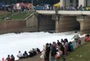 Di Jakarta Ada Sungai 'Bersalju', Unik, jadi Tontonan Warga - JPNN.com