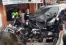 Avanza Tabrak 5 Motor di Bogor, Ada yang Sampai Terpental ke Atap Rumah, Ngeri - JPNN.com