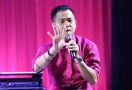 Happy Salma Mengira Ernest Prakasa Tukang Kolam, Reaksi Sang Komika Kocak Banget - JPNN.com