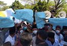 Anggota DPRD Cirebon Digeruduk Ratusan Santri - JPNN.com