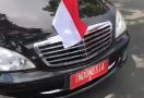 Mobil Berpelat Indonesia 2 Mengisi BBM di Pinggir Jalan, Beli Eceran? - JPNN.com
