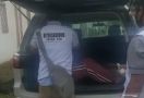 Pria Sontoloyo Dijemput Polisi di Rumahnya, Tangan Diikat, Disuruh Selonjor di Mobil - JPNN.com