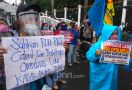 Demo di DPR: Omnibus Law RUU Cipta Kerja Memberikan Karpet Merah bagi TKA - JPNN.com