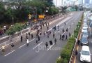 Ada Massa Bawa Bendera 'A' Blokir Tol Dalam Kota saat Aksi Tolak RUU Cipta Kerja - JPNN.com