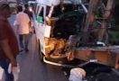 Tabrak Truk Berhenti, Bus KBT Ringsek, Satu Orang Tewas, 5 Luka-luka - JPNN.com
