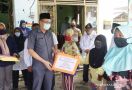 Bupati Markus Salurkan Bantuan Sembako Lewat Pasar Murah, Semoga Bermanfaat - JPNN.com