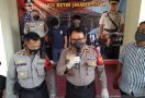 2 Petugas PSU Berbuat Terlarang di Depan Kantor Kelurahan, Tak Bisa Mengelak - JPNN.com