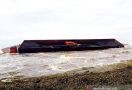 Kapal Tongkang Terbalik, 100 Ton Batu Bara Tumpah - JPNN.com