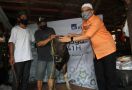 Tingkatkan Kerukunan, AXA Mandiri Berkurban di Kampung Pemulung Pelangi - JPNN.com