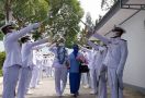 Wisuda Purna Bakti, Letda Laut Musdin Mendapatkan Gelar Kehormatan - JPNN.com