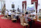Jokowi dan Sejumlah Menteri Tak Pakai Masker Saat Rapat, Begini Alasan Istana - JPNN.com