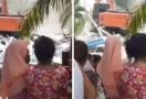 Video Viral, Istri Tua Hancurkan Rumah Bini Muda dengan Eskavator, Sampai Rata dengan Tanah - JPNN.com