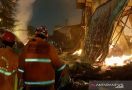 18 Jam Kebakaran Menghancurkan Pabrik Mebel di Cakung Jaktim - JPNN.com
