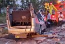 Kecelakaan Maut di Tol Cipali: 8 Orang Meninggal, Kendaraan Sampai Kayak Begini - JPNN.com