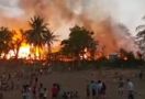 Api dengan Cepat Membakar Puluhan Rumah di Kampung Adat Sumba Barat - JPNN.com