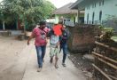 Bandit yang Menjambret Ponsel Istri Polisi Ditangkap, Lihat Masih Pakai Sarung - JPNN.com