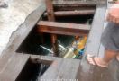 Banjir, Becak Motor Nyemplung ke Parit, Penumpang Hanyut Terbawa Arus - JPNN.com