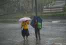 Hujan Deras pada Malam Hari, Banjir Genangi 6 RT di DKI - JPNN.com