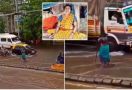 Salut, Wanita Paruh Baya Ini Berjibaku Mengatur Kendaraan Saat Hujan dan Banjir di Jalan Raya - JPNN.com