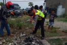 Bu Dedeh Melihat Ada yang Aneh di Tumpukan Sampah, Terbakar, Terbungkus Plastik - JPNN.com