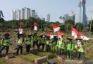 Petugas Bersihkan TPU Karet Bivak Sambil Bawa Bendera - JPNN.com