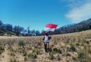 Siswa SD Kibarkan Merah Putih di Puncak Gunung Lawu, Keren Bro! - JPNN.com