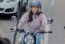 Lihat Nih Gaya Adhisty Zara Sedang Naik Moge, Cantik Enggak? - JPNN.com