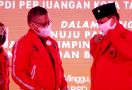 Hasto Serahkan KTA dan Jaket PDIP kepada Muhamad di Depan Keponakan Prabowo - JPNN.com