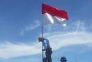 Kobarkan Semangat Nasionalisme, Pasukan Elite TNI AL Kibarkan Merah Putih di Puncak Nunukan - JPNN.com