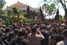 Puluhan Pendukung Jerinx SID Datangi Kejati Bali, Titip Pesan Khusus - JPNN.com