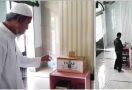 Lihat Aksi Pria Berjaket Masuk Masjid, Langsung Beraksi, Hanya Dua Menit - JPNN.com