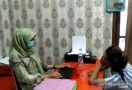 Perempuan Muda Menyiramkan Air Panas di Tubuh Ibu Kandungnya, Ya Ampun - JPNN.com