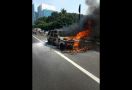 Mobil Mewah Terbakar Hebat di Tol MT Haryono, Nih Kondisinya - JPNN.com