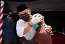 Cawagub Kalteng Ujang Iskandar Dapat Pelukan dan Doa dari Lansia - JPNN.com