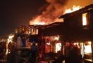 Api Lahap 10 Rumah dan 50 Kios di Kawasan Padat Penjaringan - JPNN.com