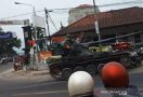 Waduh! Tank TNI AD Tabrak 4 Motor dan 1 Gerobak Tahu - JPNN.com