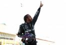 F1 Inggris: Mercedes Putuskan Tim Order, Hamilton Menekan, Juara! - JPNN.com