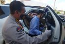 Pasutri Pengendara Mobil Mewah Ini Mencurigakan, Lantas Dicegat Polisi, Ketika Diperiksa Ternyata - JPNN.com