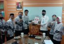 Guru Honorer Non K2 Sujud Syukur Bisa Ikut Tes PPPK 2021 - JPNN.com
