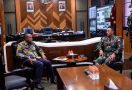 Monitor Insiden Penembakan di Intan Jaya, Yan Mandenas Hubungi KSAD Jenderal Andika - JPNN.com