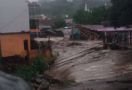 Astaga! 12 Rumah Hanyut Disapu Banjir Dahsyat - JPNN.com