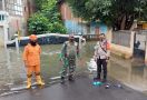 Banjir di Jatinegara Mulai Surut, Warga Bersih-bersih Rumah - JPNN.com