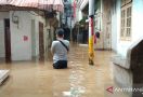 Pagi-pagi Warga Kebon Pala Jaktim Disambut Banjir - JPNN.com