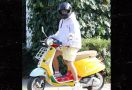 Lihat Nih Gaya Justin Bieber Naik Vespa Primavera Sean Wotherspoon, Keren Enggak? - JPNN.com