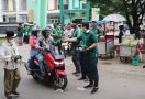 Tekan Penyebaran Covid-19, Kader PKB Kabupaten Bogor Bagi-bagi Masker - JPNN.com