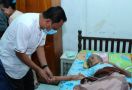 Kunjungi Nenek Azizah, Ma'mun Menjanjikan Program Layanan Kesehatan yang Lebih Baik - JPNN.com
