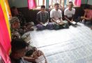Jalin Silaturahmi, Anggota TMMD Reguler 109 Sintang Berdoa Bersama Masyarakat - JPNN.com